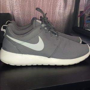 Women's Nike Roshe grey on white